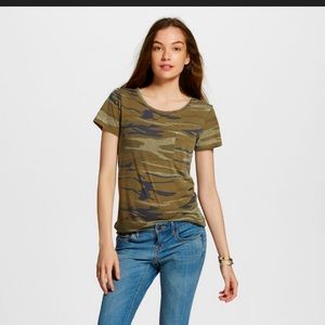 Camo NWT Zoe and Liv short sleeve graphic t shirt Green| Size Small Med
